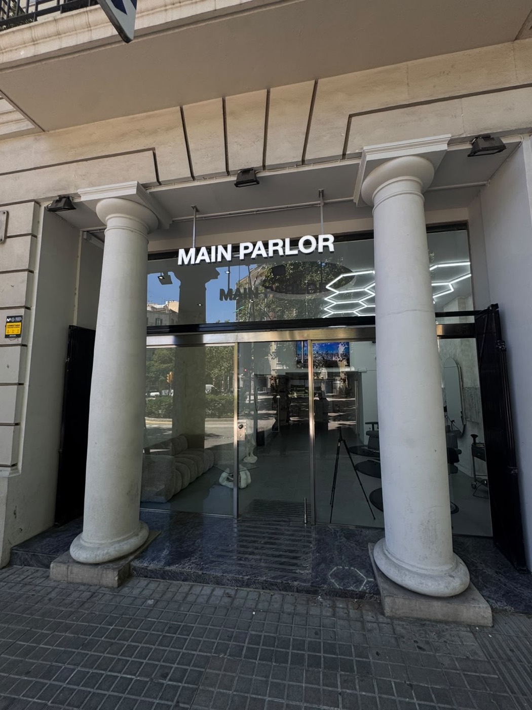 La entrada de Main Parlor, con sus dos columnas
